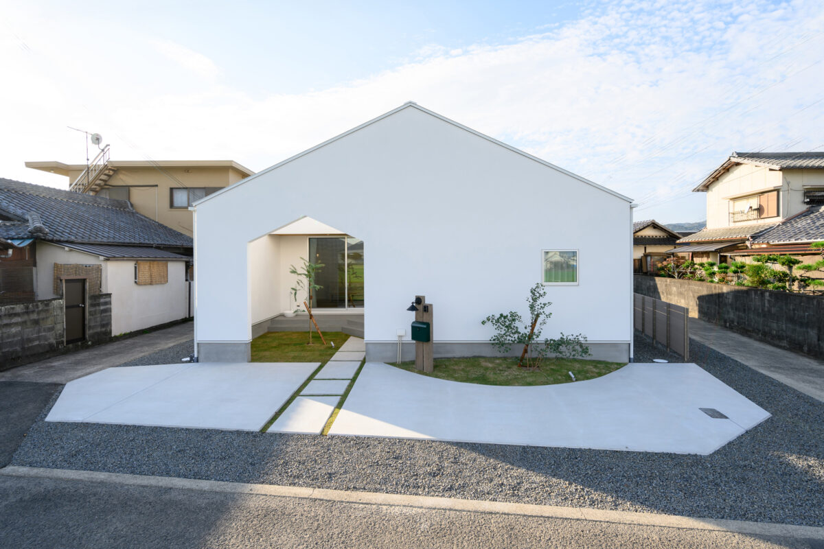 囲み庭のある家型の家